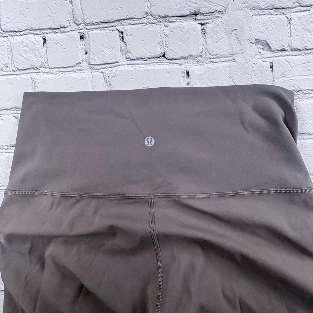 Lululemon Capri Leggings Womens 10 Lavender Excellent Scalloped Hem Mesh Accent - Picture 4 of 8